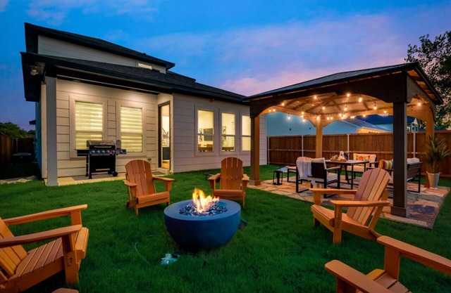 Modern Dallas Home near Downtown!Fun Backyard with BBQ, Firepit & TankPool!