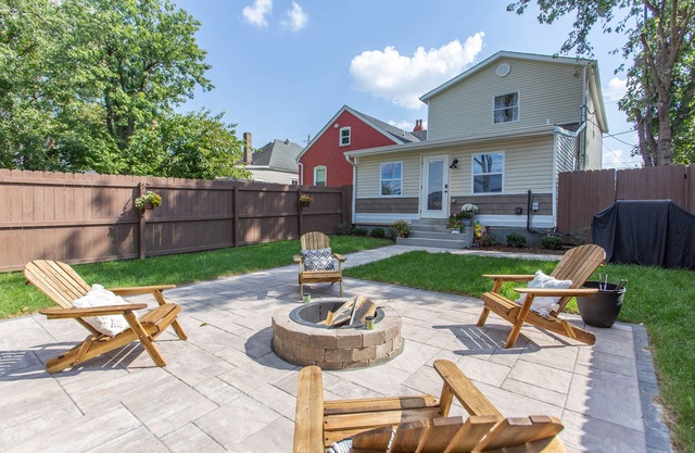 Modern downtown 4-BR/3 bath spacious home with free on site parking, sleeps 10