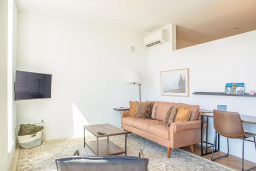 Modern East Side 1BR Apt with Balcony, Pool, and Gym