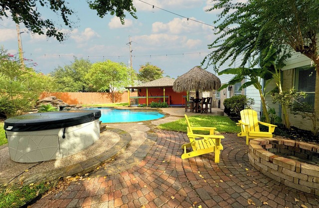 Modern, exotic 5br, pool, hot-tub near Woodlands