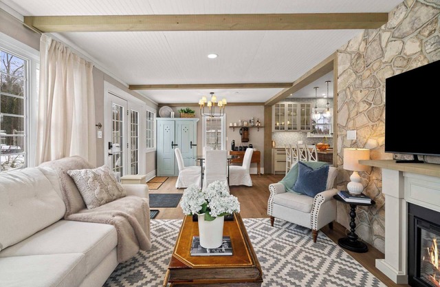 Modern French Cottage in Old Town! "The 506"