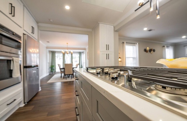 Modern Fully Reno Home in E-Mem