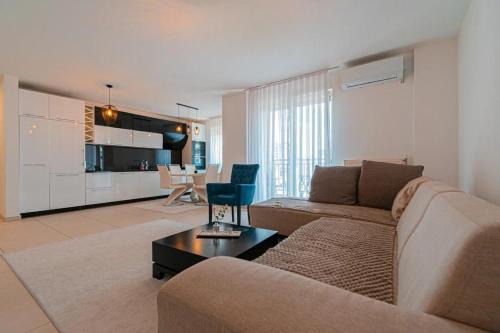 Modern Getaway - Bus Station Stay