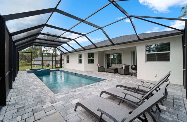 Modern Heated Pool Home Close To Downtown Shopping