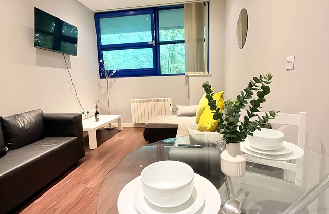 Modern HeathrowApt–3 Mins to Terminals, For4, Free Welcome Snacks/Windsor Castle
