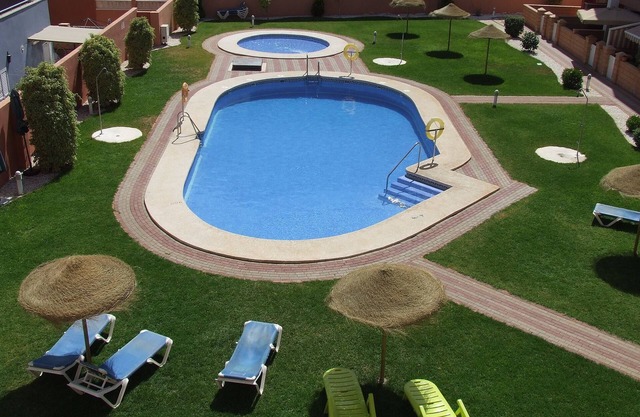 Modern Holiday Apartment, Pool View, Large Terrace, near Beach, wifi