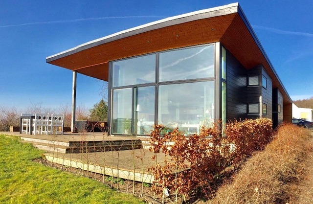 Modern holiday home with panoramic views and WiFi near the beach