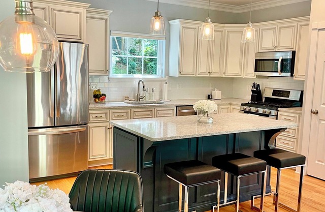 Modern House in Clifton Gaslight - 3 BR 3BA with Walkable Shops and Restaurants