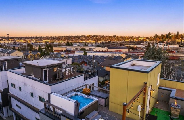 Modern House In Magnolia, Hot Tub, Rooftop Patio!