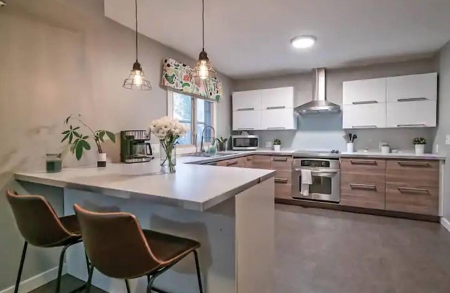 MODERN INTERIOR, 4 Bed 2.5 Bath Home, Close to Shopping, Entertainment and more!