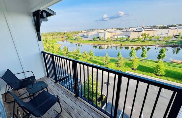 Modern King Apt w Water view, Pool Gym Near Parks