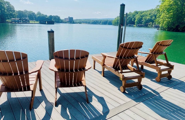 Modern Lakeside Cabin with Stunning Views and Deep Water Access! Pet friendly!
