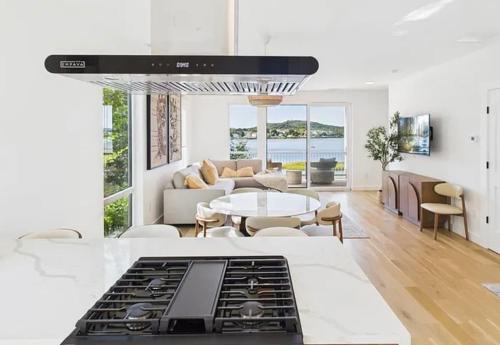 Modern living on the Quinnipiac River