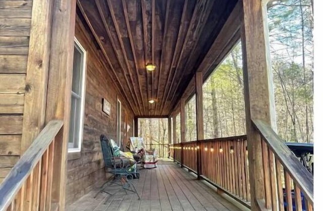 Modern Log Cabin near Lake Keowee sleeps 6-8 Hunting and Hicking Trails