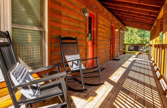 Modern Log Cabin TH Retreat | Peaceful | Mountain Views | Steps to Downtown WJ