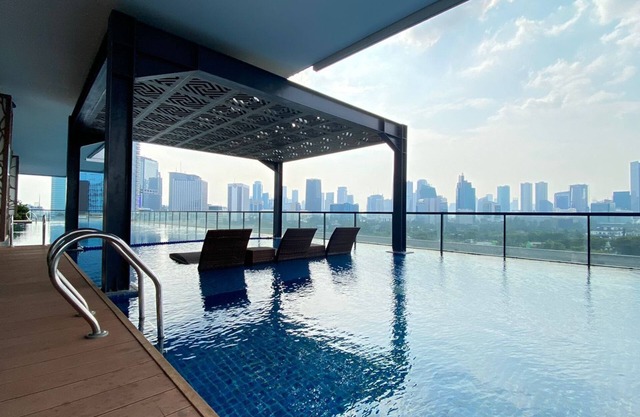 Modern Monochromatic 2Br Near Lrt Station At Apartment Samara Suites