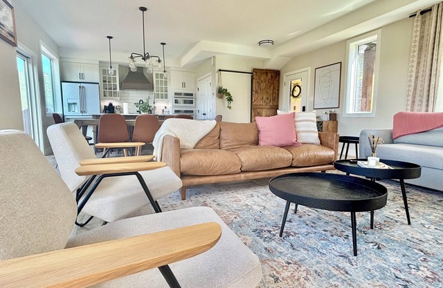 Modern Mountain Retreat | Scenic Views & Comfort