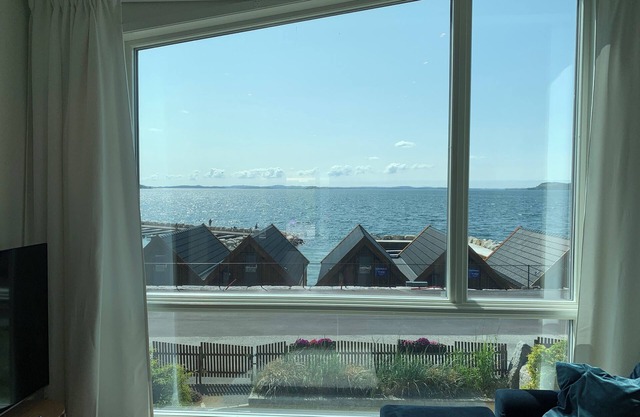 Modern oceanfront 3-bedroom house - 25 Min to Stavanger & Near Preikestolen