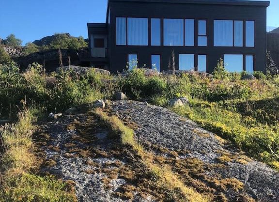 Modern oceanfront villa in the centre of Lofoten