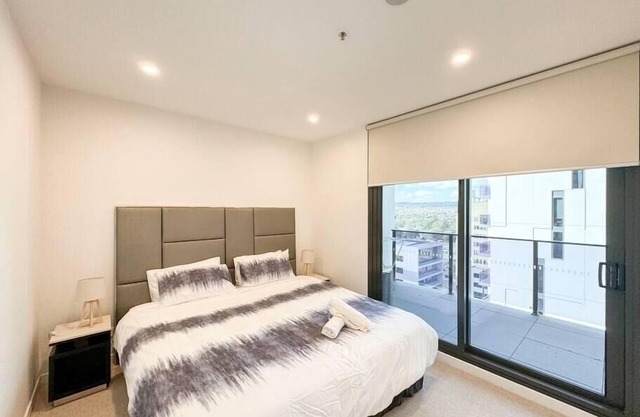 Modern One-bedroom in Phillip with Parking