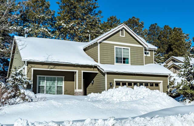 Modern+Renovated+5 Mins from Polar Express+ Holiday Availability+Snow Bowl