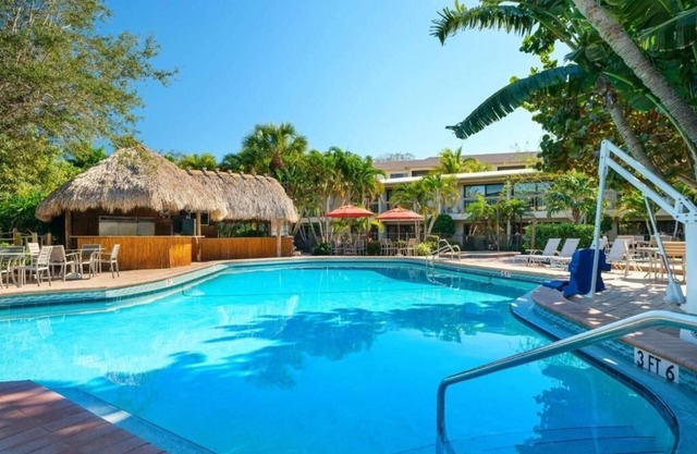 Modern Room Close to Naples Botanical Garden – 5 Miles