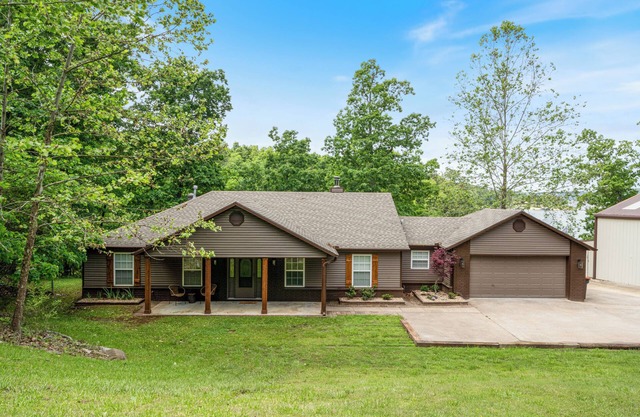 Modern-Rustic brand new Lake front home with hot tub + kayaks!
