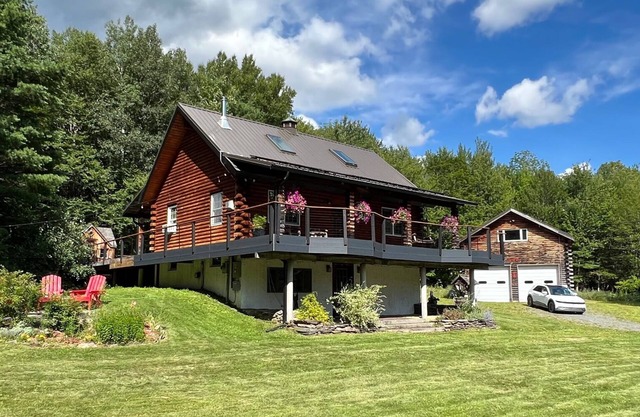 Modern Rustic Log Chalet w/mtn views, pool & bonus loft on 17 secluded acres