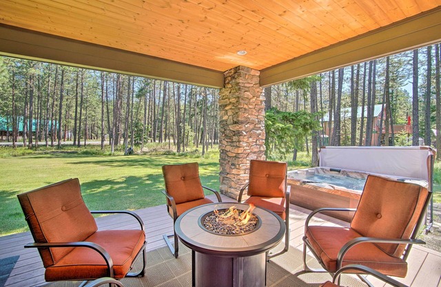 Modern-Rustic Ronald Getaway: Hot Tub, Grill!