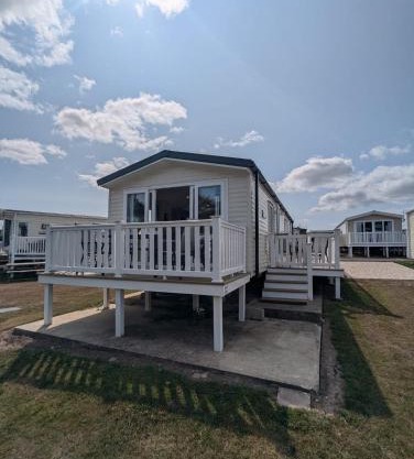 Modern Spacious Willerby Malton Caravan at Durdle Door Holiday Park, Close to Iconic Durdle Door & Lulworth Cove