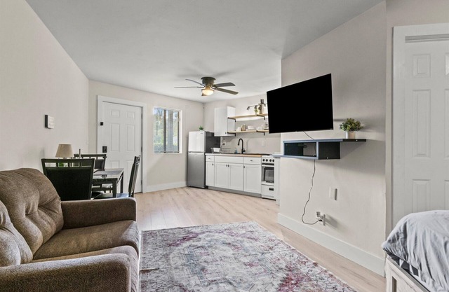 Modern Studio Apartment w Queen bed—Huntsville