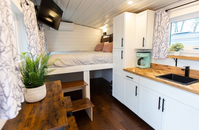 ★Modern Tiny Home★ King bed★