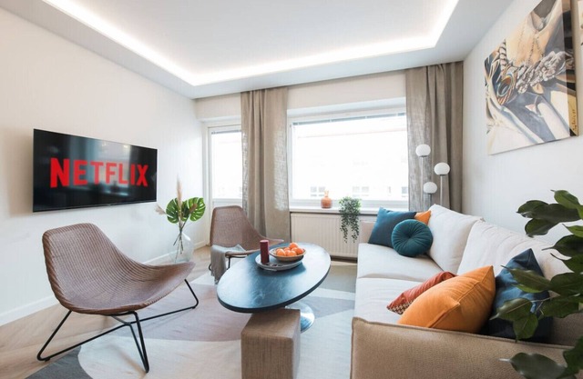 Modern, Top Floor Apt. w/Balcony + Easy Check-in