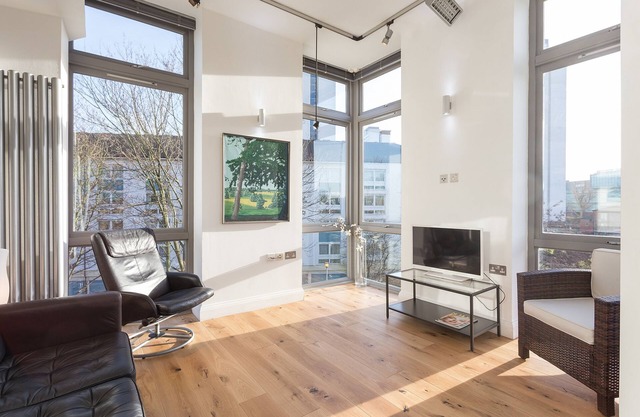 Modern top floor3 bed apartment with balcony overlooking park