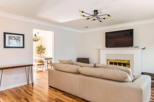 Modern Townhome Close To The Battery With Yard