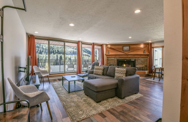 Modern Unit with Fireplace and amazing Views!