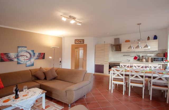 Modern vacation apartment 250 m to the lake, south-facing terrace and barbecue, fully fenced.