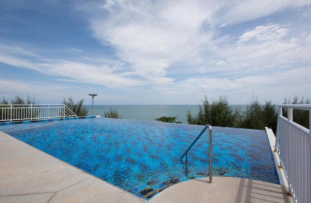 Modern well kept sea front condo in Mae Phim Beach