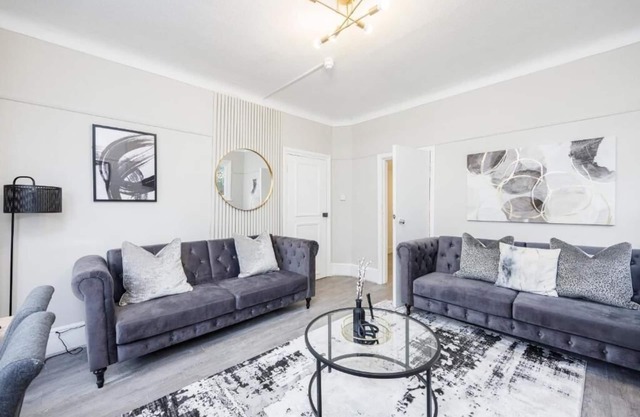 Modern & Well-Lit 2BR City Centre Near High St by Luxiety Stays