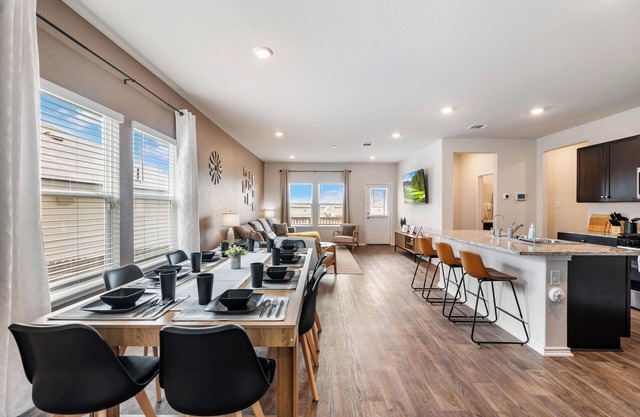 Modern Western 5BR Retreat! Lackland BMT SeaWorld Riverwalk Alamo