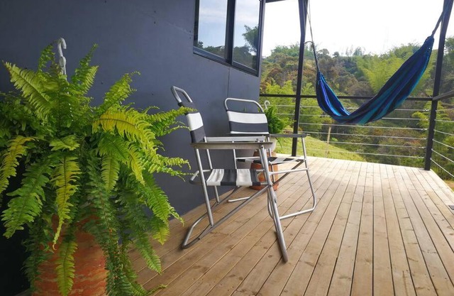 Moderna cabaña en medio del campo