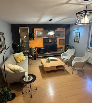 Moderna kuca u centru- dve spavaće sobe, parking u okviru dvorista