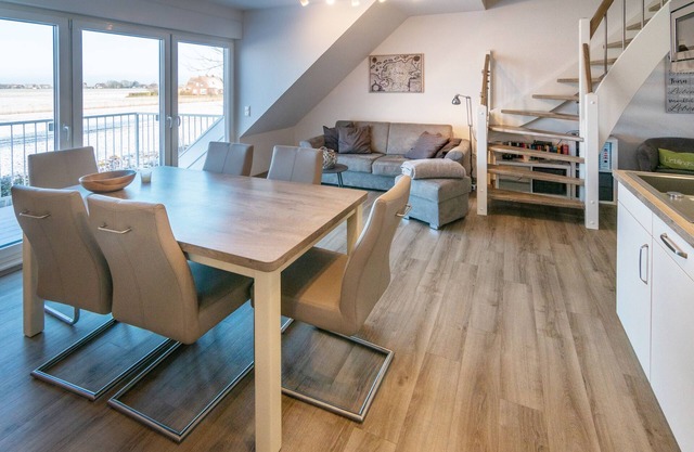 Moderne Oberwohnung mit Balkon