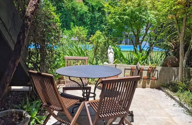 Moderno duplex con pileta, patio y jardin