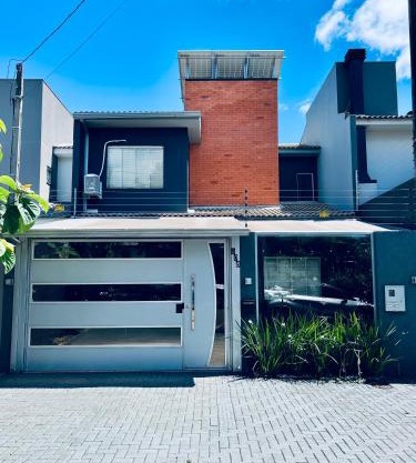 Moderno Sobrado Climatizado com Ar Quente e Frio