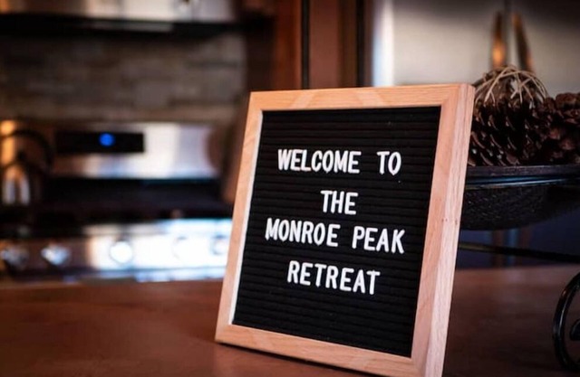 Monroe Peak Retreat ~ Comfortable Mountain Cabin with a view of Monroe Peak
