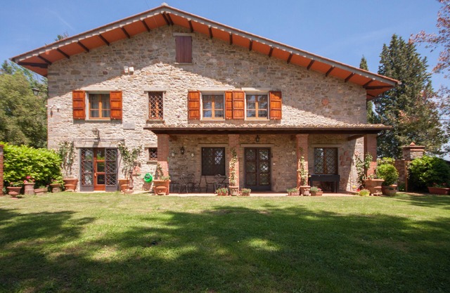 MONTELUCCI CHIANTI, GAIOLE IN CHIANTI - HOLIDAY HOUSE 8/10 BEDS
