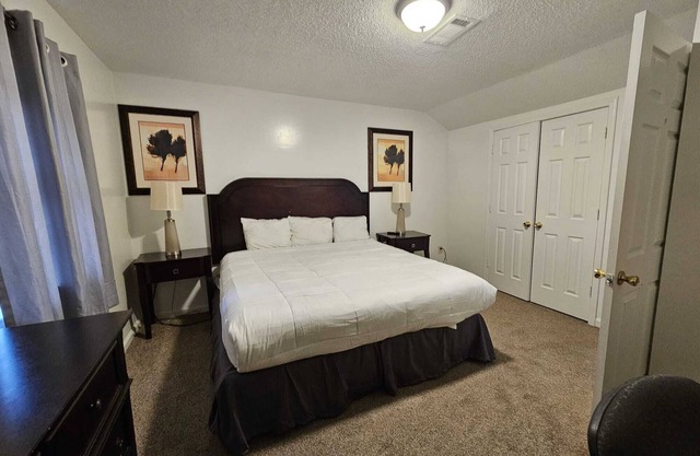 MONTHLY STAYS-5 BR Secluded Cabin Style Compound-Abundant Parking-Near Airport