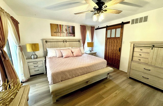 MONTHLY STAYS- 8BR/4BA Brick Estate with Private attached Guest House