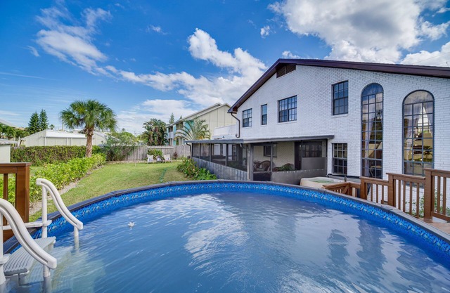 ‘Moon Beach Manor’ w/Private Pool & Hot Tub!